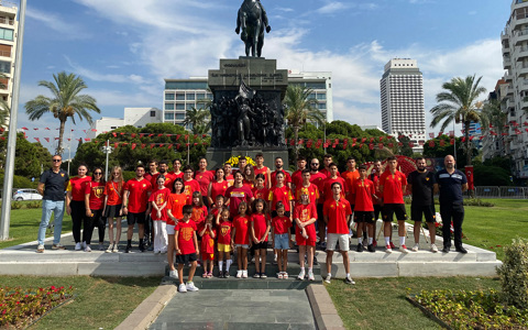  İzmir'imizin Kurtuluşunun 101. Yıl Dönümünde Atatürk Anıtı'na Çelenk Bıraktık